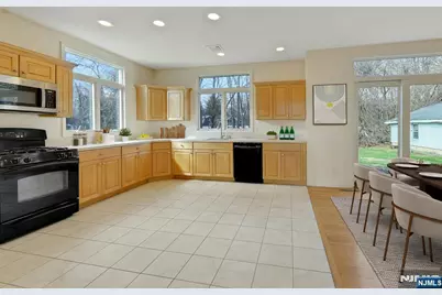 62 E Crescent, Mahwah, NJ 07430 - Photo 8