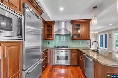 31 Cambridge Way, Weehawken, NJ 07086 - Photo 4
