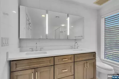 31 Cambridge Way, Weehawken, NJ 07086 - Photo 12