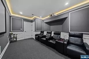 160 Lawrence Dr, Paramus, NJ 07652 - Photo 38