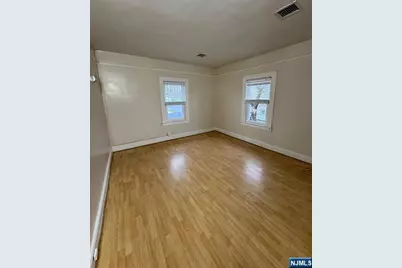 365 Commercial Avenue 2 #2, Cliffside Park, NJ 07010 - Photo 2