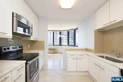 100 Carlyle 11J-N #11J-N, Cliffside Park, NJ 07010 - Photo 4