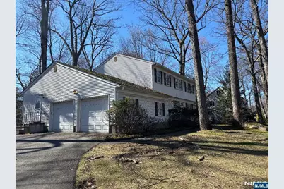 225 Navajo Drive, Wyckoff Township, NJ 07481 - Photo 4