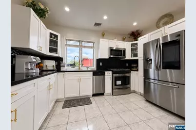 569 Monroe Place, Ridgefield, NJ 07657 - Photo 2