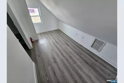 611 New York Avenue, Lyndhurst Township, NJ 07071 - Photo 6