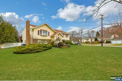 81 Queen Court, Hillsdale, NJ 07642 - Photo 2