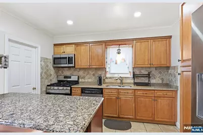 528 Wyndham Road, Teaneck Township, NJ 07666 - Photo 18