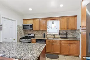 528 Wyndham Rd, Teaneck Township, NJ 07666 - Photo 18