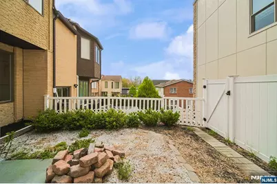 18 Veterans Way, Edgewater, NJ 07020 - Photo 16