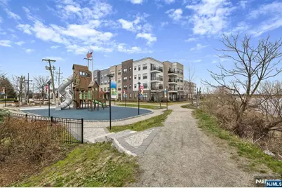 35 Riverview Court 35 #35, Secaucus, NJ 07094 - Photo 32