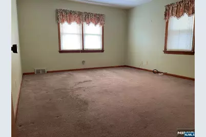 529 Fern Avenue, Lyndhurst Township, NJ 07071 - Photo 8