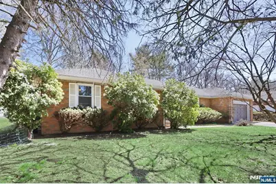 7 Tufts Court, Paramus, NJ 07652 - Photo 2