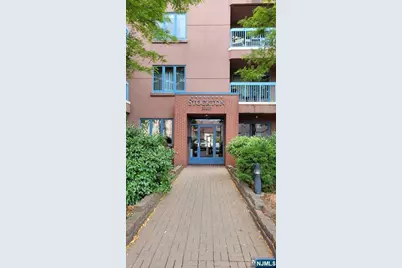 302 Stockton Court, Edgewater, NJ 07020 - Photo 1