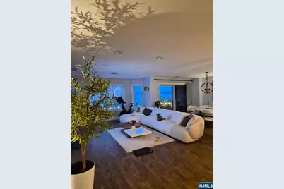 302 Stockton Court, Edgewater, NJ 07020 - Photo 2