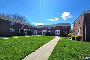 479 Maple Hill Dr 42, Hackensack, NJ 07601 - Photo 2