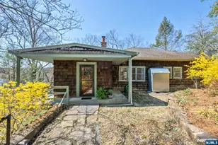 27 Middle Rd, Bloomingdale, NJ 07420 - Photo 2