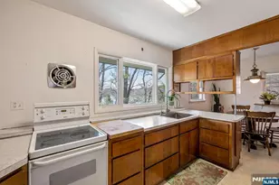 27 Middle Rd, Bloomingdale, NJ 07420 - Photo 14