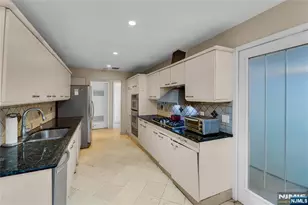 8C Cove Ln, North Bergen, NJ 07047 - Photo 8