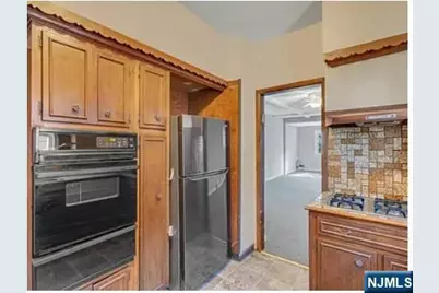 649 New Jersey Avenue 1 #1, Lyndhurst Township, NJ 07071 - Photo 8