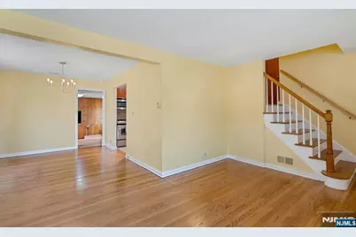 90 Arnot Place, Paramus, NJ 07652 - Photo 4