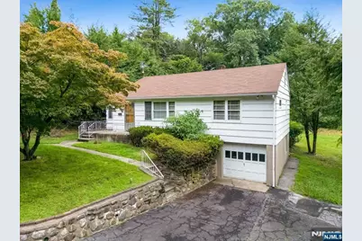 4 Schubert Lane, Paramus, NJ 07652 - Photo 2