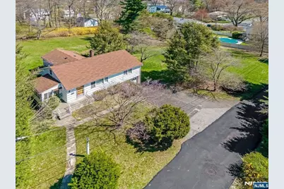 4 Schubert Lane, Paramus, NJ 07652 - Photo 4