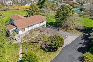 4 Schubert Ln, Paramus, NJ 07652 - Photo 4