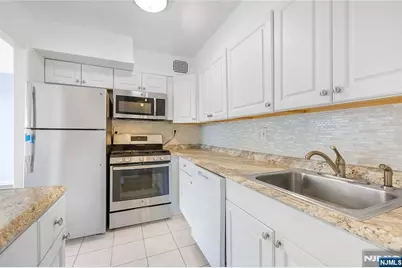 6050 Kennedy Boulevard 2E #2E, West New York, NJ 07093 - Photo 1