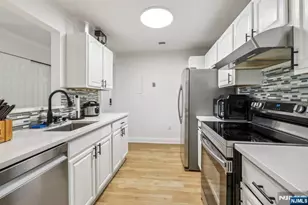 400 Crown Ct 561, Edgewater, NJ 07020 - Photo 2