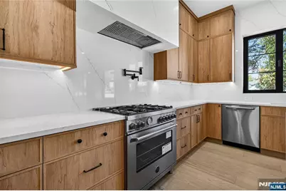 395 Hickory Avenue, Paramus, NJ 07652 - Photo 12