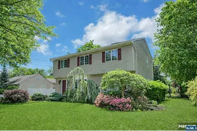 44 W Midland Avenue, Paramus, NJ 07652 - Photo 2