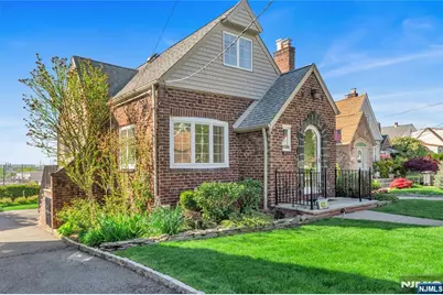 431 Van Renssalaer Court, Ridgefield, NJ 07657 - Photo 2