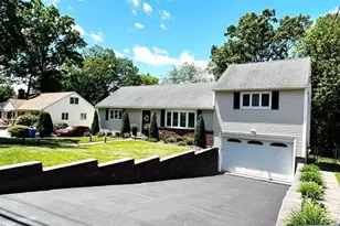 321 Maplewood Dr, Paramus, NJ 07652 - Photo 2