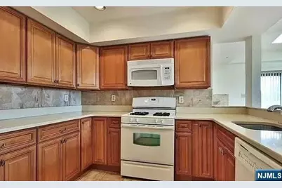815 Topsail Lane, Secaucus, NJ 07094 - Photo 10