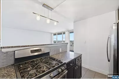 6040 Boulevard E 21J #21j, West New York, NJ 07093 - Photo 2