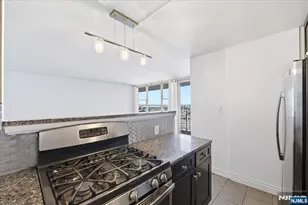 6040 Blvd E 21J, West New York, NJ 07093 - Photo 2