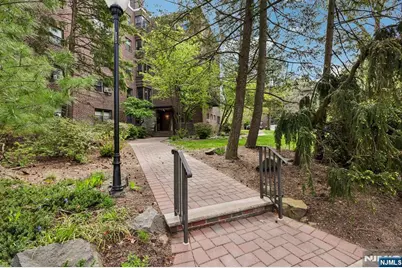 3060 Edwin 3D #3D, Fort Lee, NJ 07024 - Photo 2