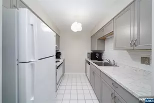 651 Riverside Ave B17, Lyndhurst Township, NJ 07071 - Photo 4