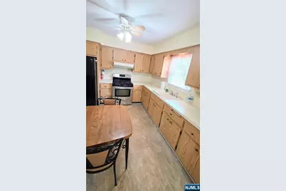 648 Milton Avenue 1st Floor #1st floor, Lyndhurst Township, NJ 07071 - Photo 6