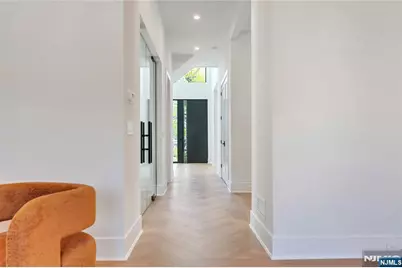 1077 Abbott Boulevard, Fort Lee, NJ 07024 - Photo 12