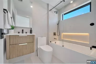 1077 Abbott Boulevard, Fort Lee, NJ 07024 - Photo 32