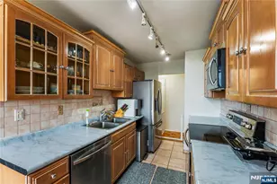 300 Winston Dr 318, Cliffside Park, NJ 07010 - Photo 10