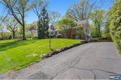 557 Taunton Road, Wyckoff Township, NJ 07481 - Photo 2