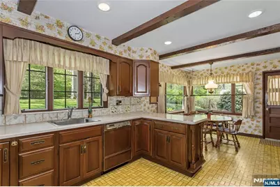 557 Taunton Road, Wyckoff Township, NJ 07481 - Photo 12
