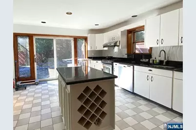 330 Westview Avenue, Fort Lee, NJ 07024 - Photo 8