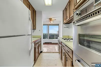 2077 Center Avenue 20C #20C, Fort Lee, NJ 07024 - Photo 18