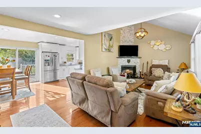 707 Chadwick Drive, Paramus, NJ 07652 - Photo 4