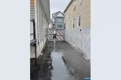 383-385 Dakota Street, Paterson, NJ 07503 - Photo 10