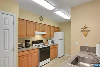 189 Forest 112 #112, Paramus, NJ 07652 - Photo 6