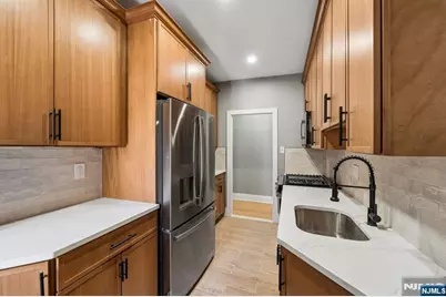 131 Kensington Avenue D5 #D5, Jersey City, NJ 07304 - Photo 16